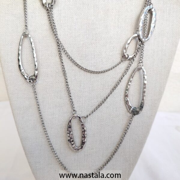 A multi-chain necklace with textured oval metal links | قلادة متعددة السلاسل مع حلقات معدنية بيضاوية مزخرفة - Image 4