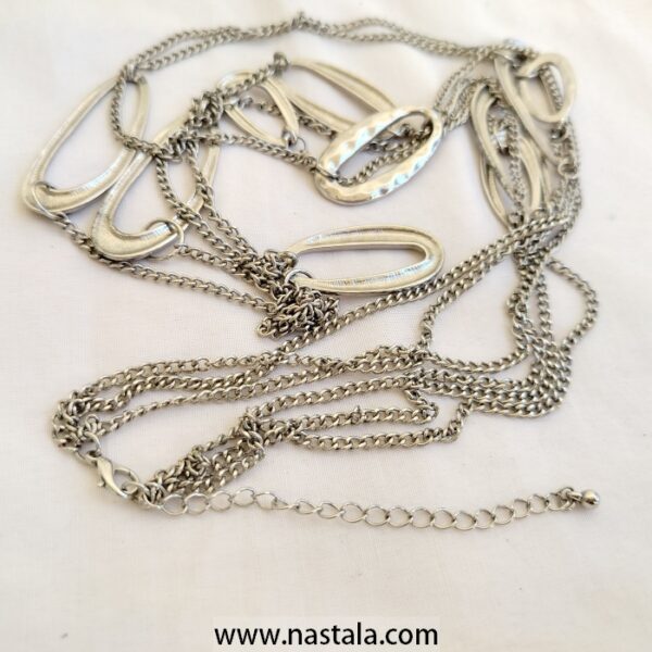 A multi-chain necklace with textured oval metal links | قلادة متعددة السلاسل مع حلقات معدنية بيضاوية مزخرفة - Image 3