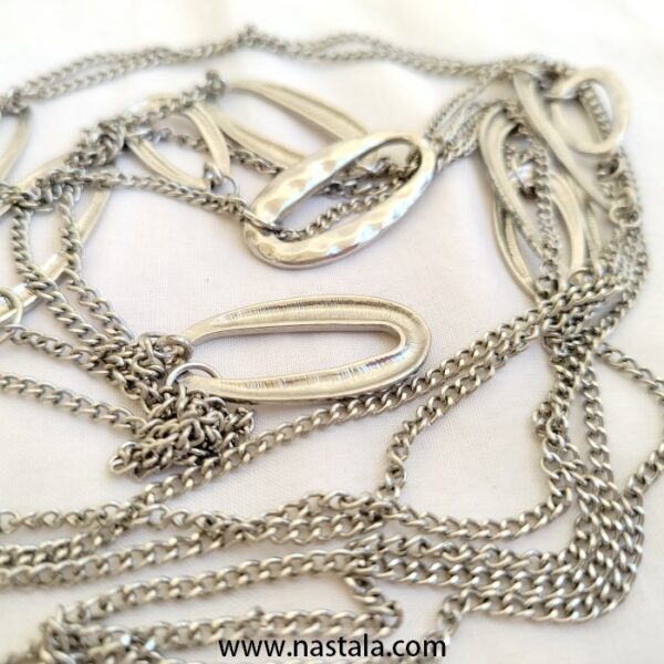 A multi-chain necklace with textured oval metal links | قلادة متعددة السلاسل مع حلقات معدنية بيضاوية مزخرفة - Image 2