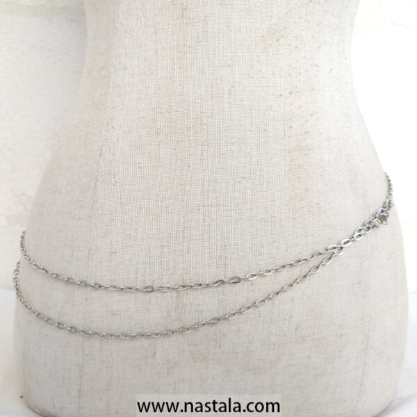 A delicate silver-tone chain belt | حزام سلسلي رفيع باللون الفضي