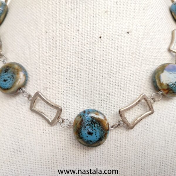 A necklace with blue beads and geometric silver accents | قلادة مع خرز أزرق وتفاصيل هندسية فضية - Image 3