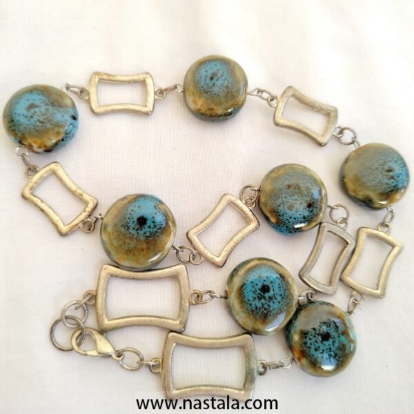 A necklace with blue beads and geometric silver accents | قلادة مع خرز أزرق وتفاصيل هندسية فضية - Image 2