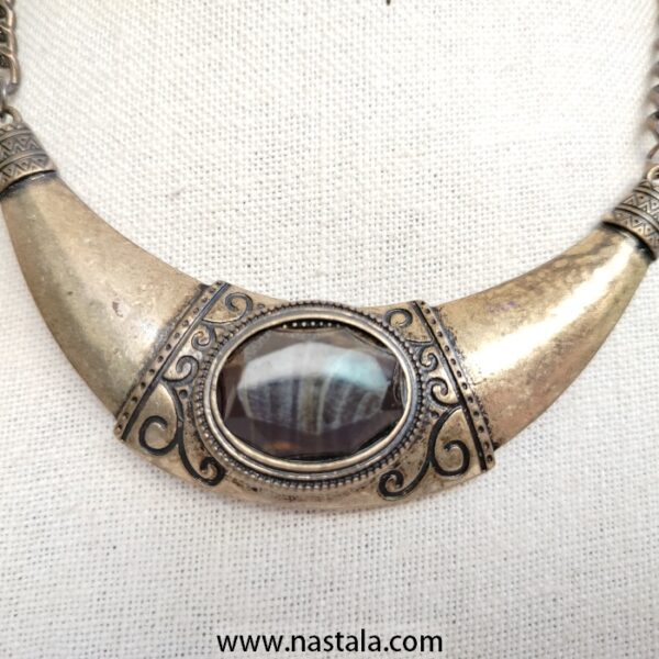 A vintage-inspired necklace with a metal pendant and intricate design | قلادة مستوحاة من الطراز القديم مع قلادة معدنية بتصميم معقد - Image 5