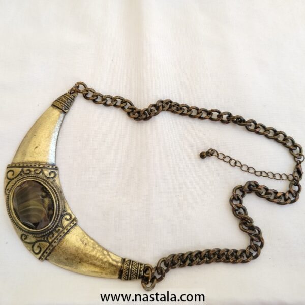 A vintage-inspired necklace with a metal pendant and intricate design | قلادة مستوحاة من الطراز القديم مع قلادة معدنية بتصميم معقد - Image 4