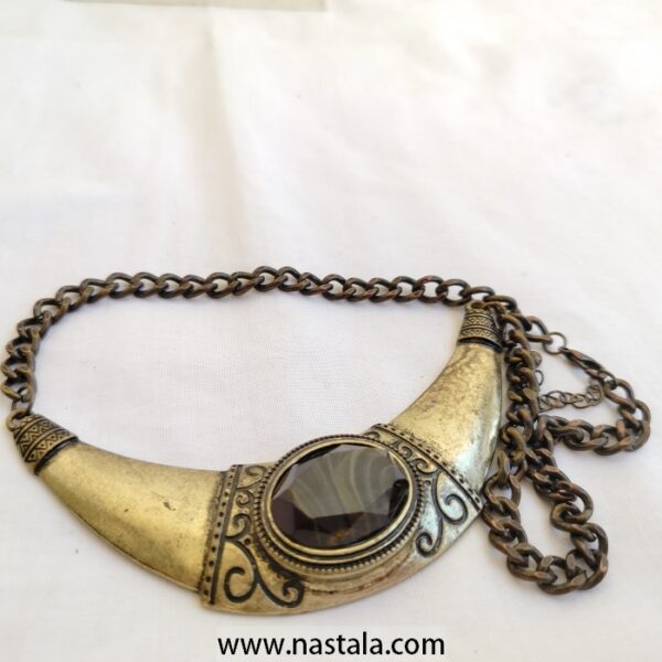 A vintage-inspired necklace with a metal pendant and intricate design | قلادة مستوحاة من الطراز القديم مع قلادة معدنية بتصميم معقد - Image 3