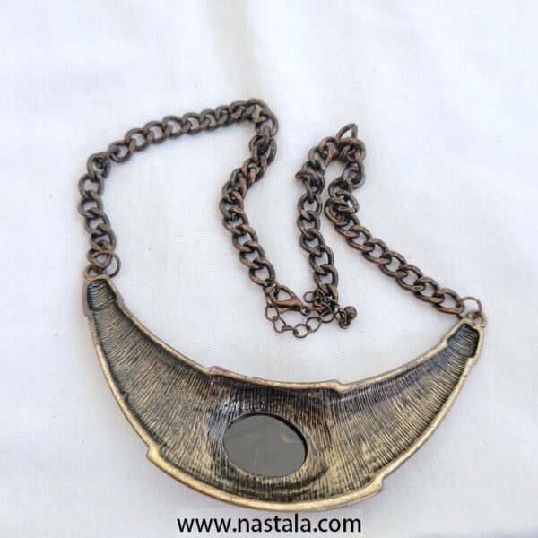 A vintage-inspired necklace with a metal pendant and intricate design | قلادة مستوحاة من الطراز القديم مع قلادة معدنية بتصميم معقد - Image 2