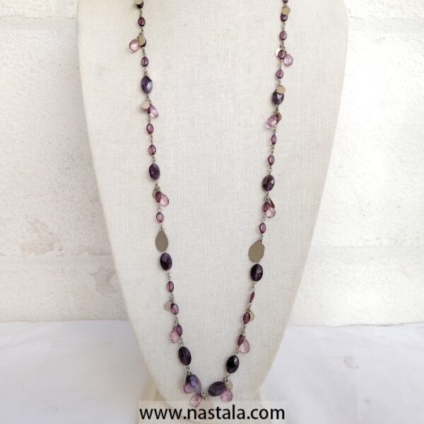 A delicate necklace with amethyst-colored stones and metallic accents | قلادة رقيقة مع أحجار باللون الأميثيست وتفاصيل معدنية
