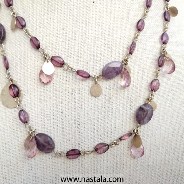 A delicate necklace with amethyst-colored stones and metallic accents | قلادة رقيقة مع أحجار باللون الأميثيست وتفاصيل معدنية - Image 5