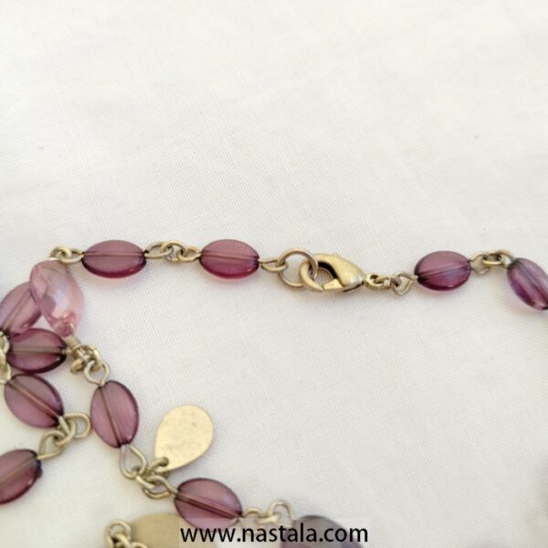 A delicate necklace with amethyst-colored stones and metallic accents | قلادة رقيقة مع أحجار باللون الأميثيست وتفاصيل معدنية - Image 4