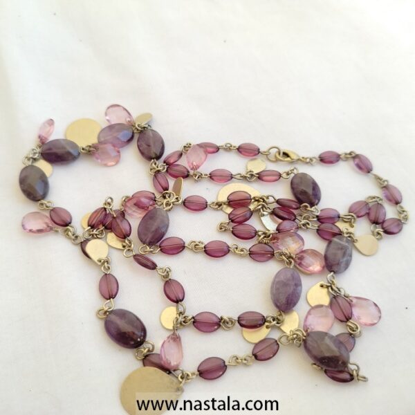 A delicate necklace with amethyst-colored stones and metallic accents | قلادة رقيقة مع أحجار باللون الأميثيست وتفاصيل معدنية - Image 3