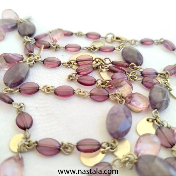 A delicate necklace with amethyst-colored stones and metallic accents | قلادة رقيقة مع أحجار باللون الأميثيست وتفاصيل معدنية - Image 2