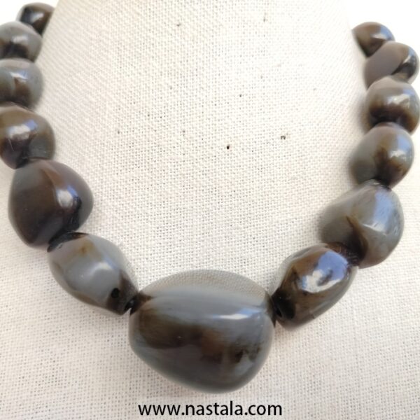 A necklace made with polished obsidian beads | قلادة مصنوعة من خرز الأوبسيديان المصقول - Image 3