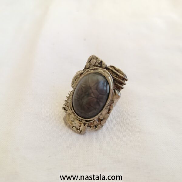 An antique-style silver ring with a translucent stone | خاتم فضي بتصميم عتيق مع حجر شفاف