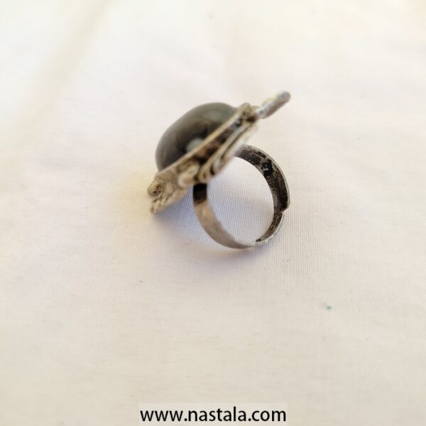 An antique-style silver ring with a translucent stone | خاتم فضي بتصميم عتيق مع حجر شفاف - Image 3