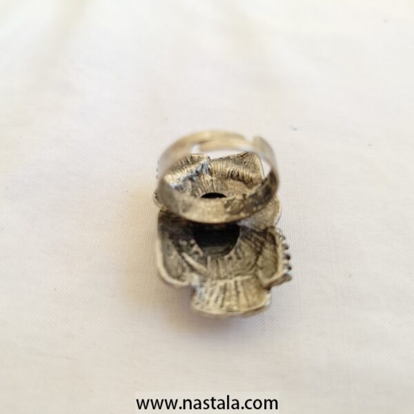 An antique-style silver ring with a translucent stone | خاتم فضي بتصميم عتيق مع حجر شفاف - Image 2