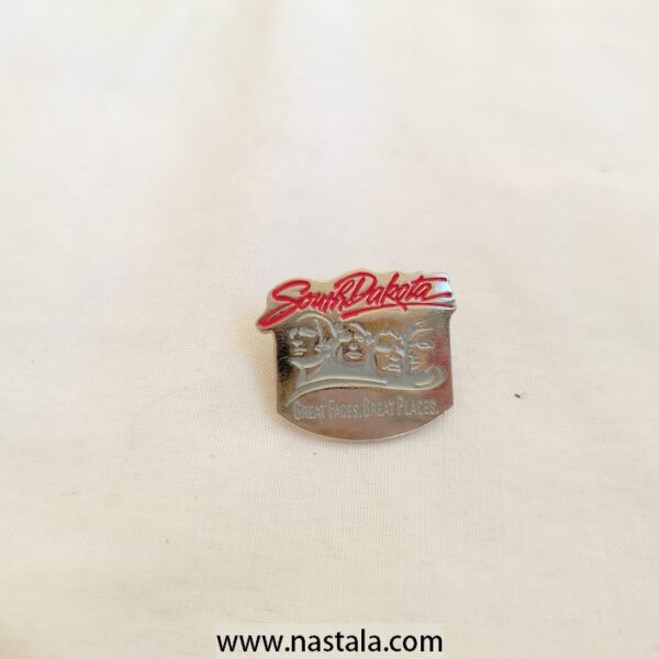 A South Dakota souvenir pin featuring Mount Rushmore | دبوس تذكاري من ساوث داكوتا مع جبل راشمور