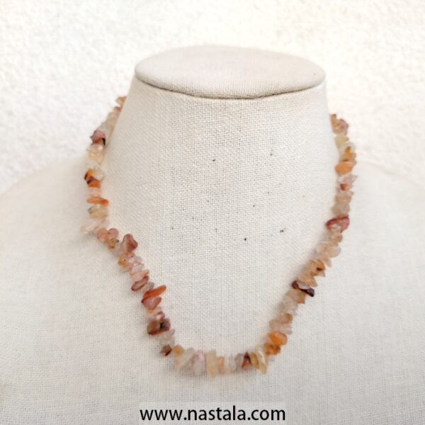 A necklace made with natural agate chip stones | قلادة مصنوعة من أحجار العقيق الطبيعي