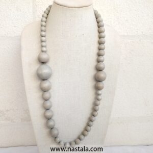 A minimalist gray wooden bead necklace | قلادة من الخرز الخشبي الرمادي بأسلوب بسيط