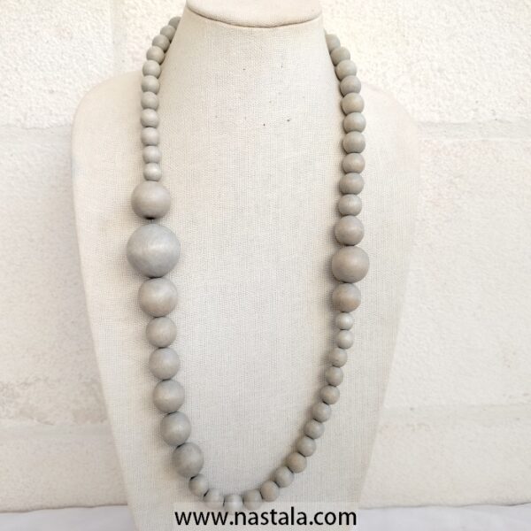 A minimalist gray wooden bead necklace | قلادة من الخرز الخشبي الرمادي بأسلوب بسيط