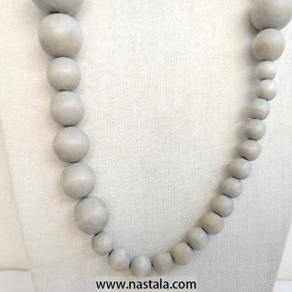 A minimalist gray wooden bead necklace | قلادة من الخرز الخشبي الرمادي بأسلوب بسيط - Image 2