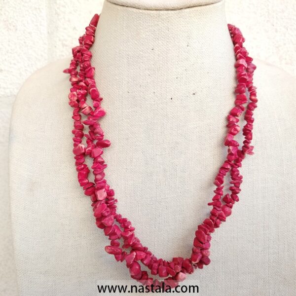 A vibrant pink chip stone necklace | قلادة مصنوعة من أحجار رقائق وردية