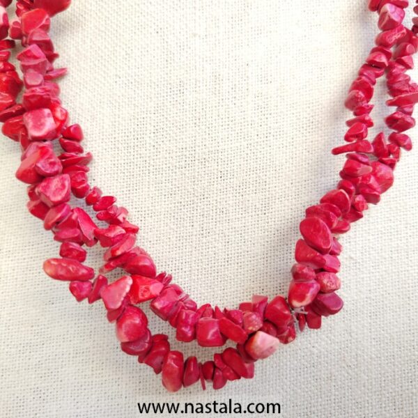 A vibrant pink chip stone necklace | قلادة مصنوعة من أحجار رقائق وردية - Image 4
