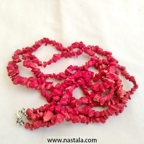 A vibrant pink chip stone necklace | قلادة مصنوعة من أحجار رقائق وردية - Image 3