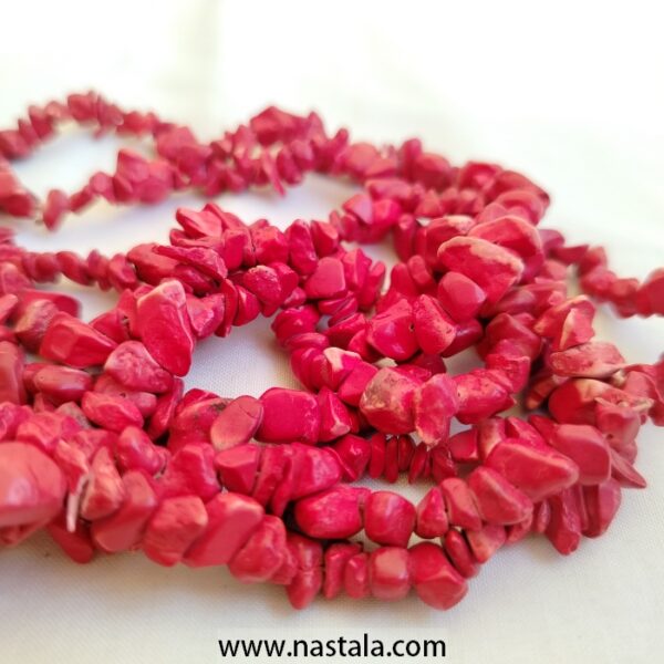 A vibrant pink chip stone necklace | قلادة مصنوعة من أحجار رقائق وردية - Image 2