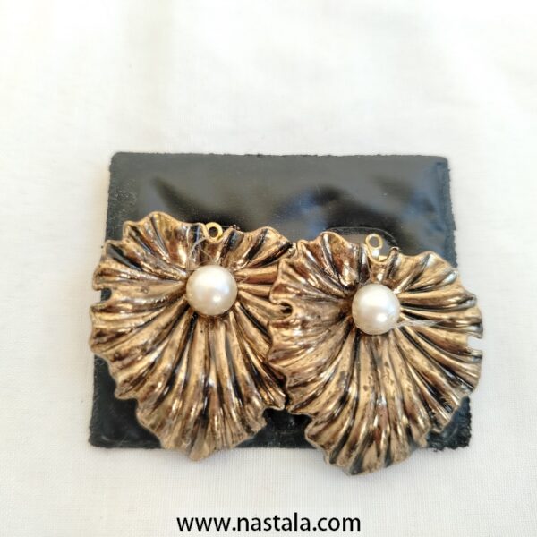Gold-tone leaf earrings with a faux pearl | أقراط بشكل ورقة بلون ذهبي مع لؤلؤ صناعي