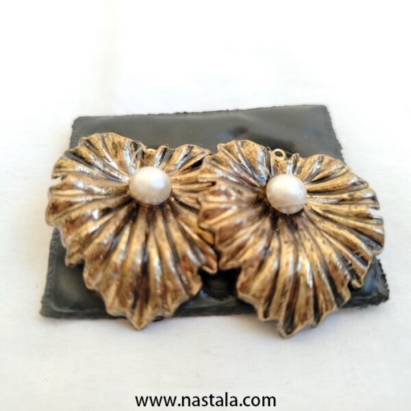 Gold-tone leaf earrings with a faux pearl | أقراط بشكل ورقة بلون ذهبي مع لؤلؤ صناعي - Image 3