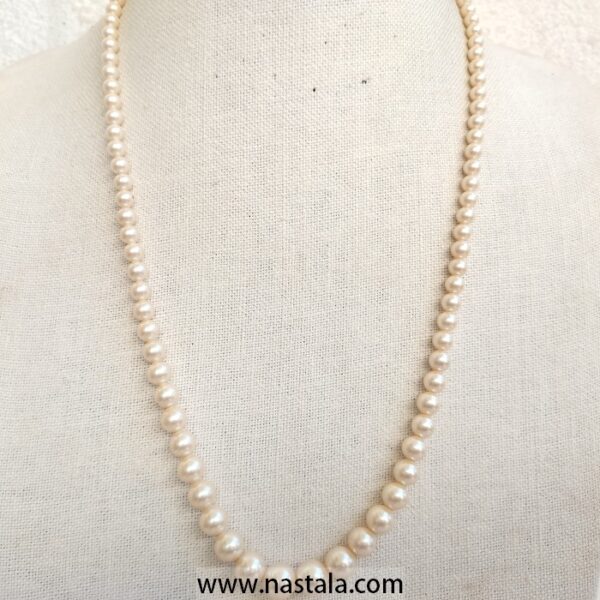 A classic faux pearl necklace | قلادة لؤلؤ صناعي كلاسيكية