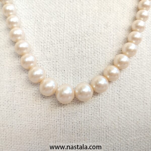 A classic faux pearl necklace | قلادة لؤلؤ صناعي كلاسيكية - Image 4
