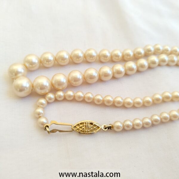 A classic faux pearl necklace | قلادة لؤلؤ صناعي كلاسيكية - Image 3