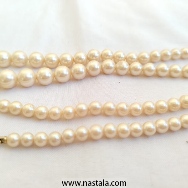 A classic faux pearl necklace | قلادة لؤلؤ صناعي كلاسيكية - Image 2