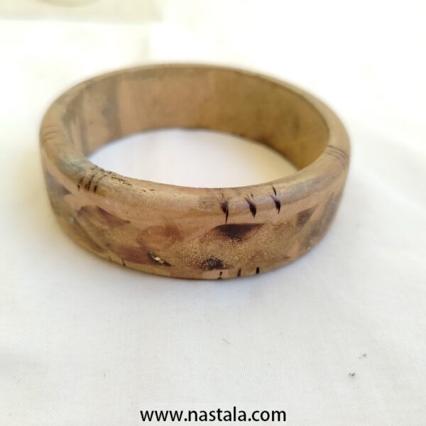 A wooden bangle with engraved patterns | سوار خشبي مع نقوش محفورة