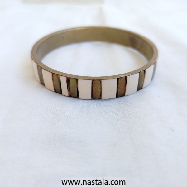 A bangle with a striped pattern of ivory and metallic tiles | سوار بنمط مخطط من بلاطات عاجية ومعدنية - Image 3