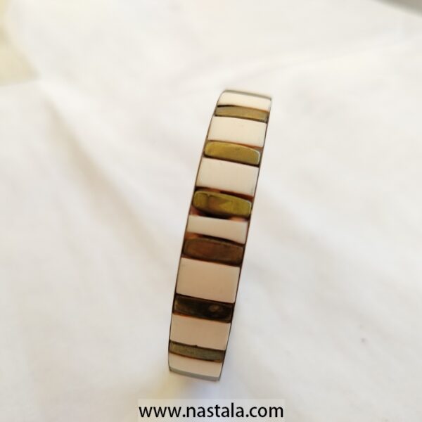 A bangle with a striped pattern of ivory and metallic tiles | سوار بنمط مخطط من بلاطات عاجية ومعدنية - Image 2