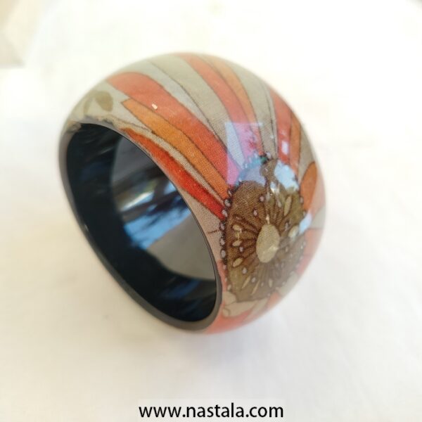 A floral patterned bangle with a glossy finish | سوار مزخرف بنقوش زهرية مع لمسة لامعة - Image 2