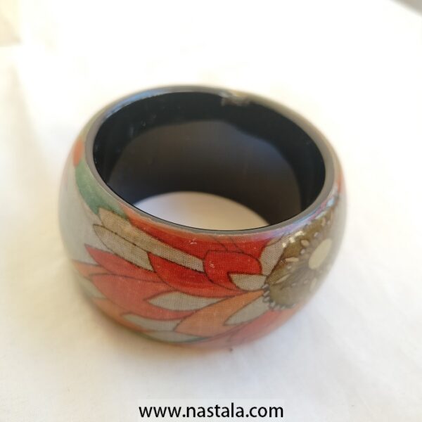 A floral patterned bangle with a glossy finish | سوار مزخرف بنقوش زهرية مع لمسة لامعة - Image 3