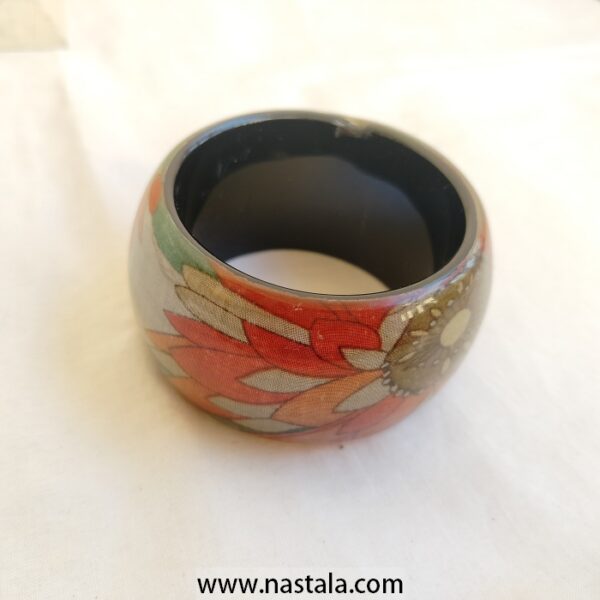 A floral patterned bangle with a glossy finish | سوار مزخرف بنقوش زهرية مع لمسة لامعة - Image 4