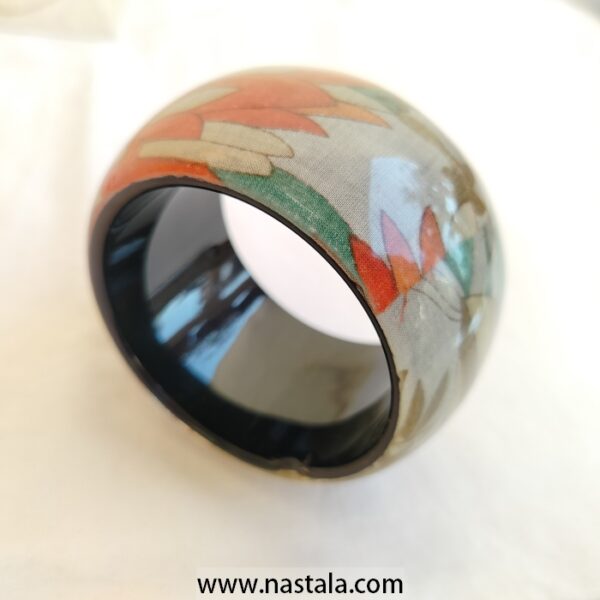 A floral patterned bangle with a glossy finish | سوار مزخرف بنقوش زهرية مع لمسة لامعة