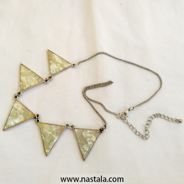 A stylish necklace with triangular translucent pendants | قلادة أنيقة مع قلادات مثلثية شفافة - Image 4