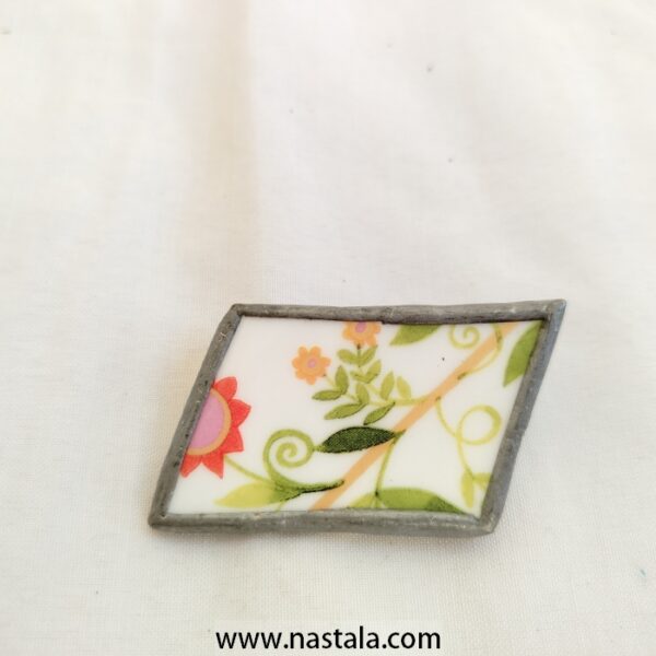 A colorful floral ceramic pin | دبوس سيراميكي مزخرف بألوان زاهية