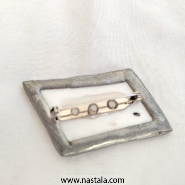 A colorful floral ceramic pin | دبوس سيراميكي مزخرف بألوان زاهية - Image 3