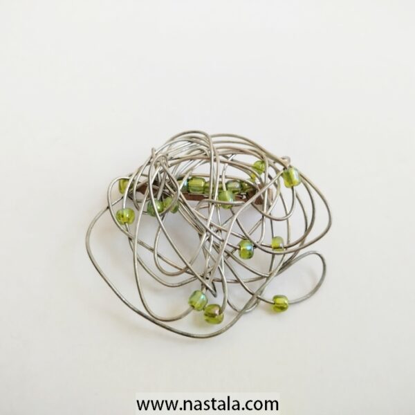A tangled wire pendant with green beads | قلادة من أسلاك متشابكة مع خرز أخضر