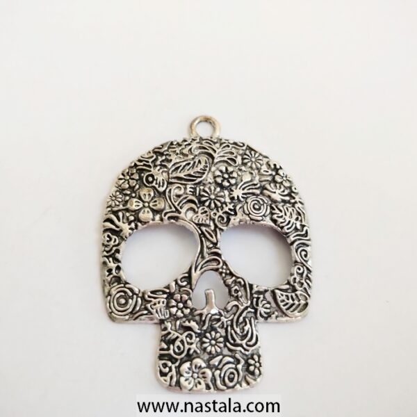A decorative skull pendant with floral patterns | قلادة على شكل جمجمة مع نقوش زهرية