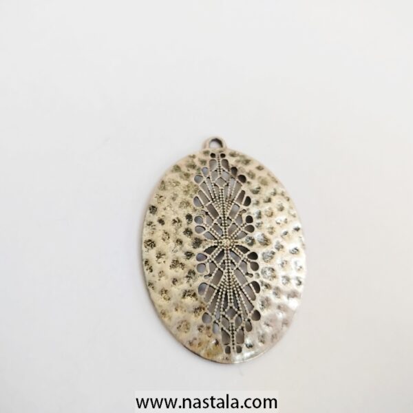 A textured oval pendant with a leaf-like design | قلادة بيضاوية ذات نقش خشن وتصميم يشبه الورقة