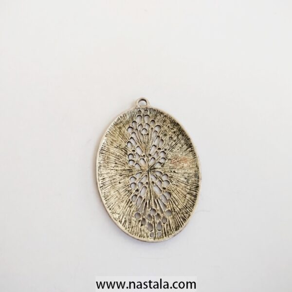 A textured oval pendant with a leaf-like design | قلادة بيضاوية ذات نقش خشن وتصميم يشبه الورقة - Image 2