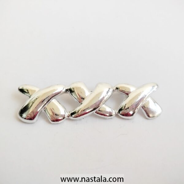 A sleek silver-tone abstract brooch | دبوس فضي لامع بتصميم تجريدي