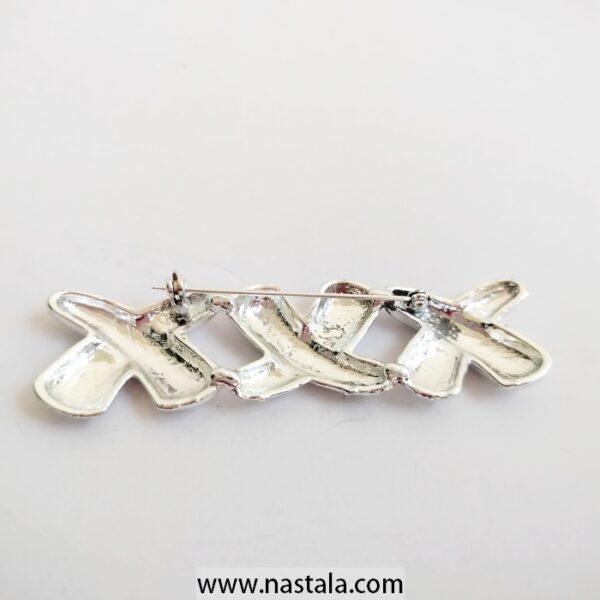 A sleek silver-tone abstract brooch | دبوس فضي لامع بتصميم تجريدي - Image 2